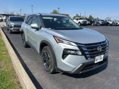 Used 2025 Nissan Rogue SV image 2