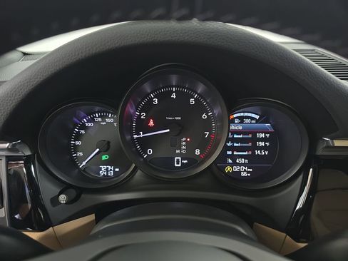 Certified 2025 Porsche Macan image 15