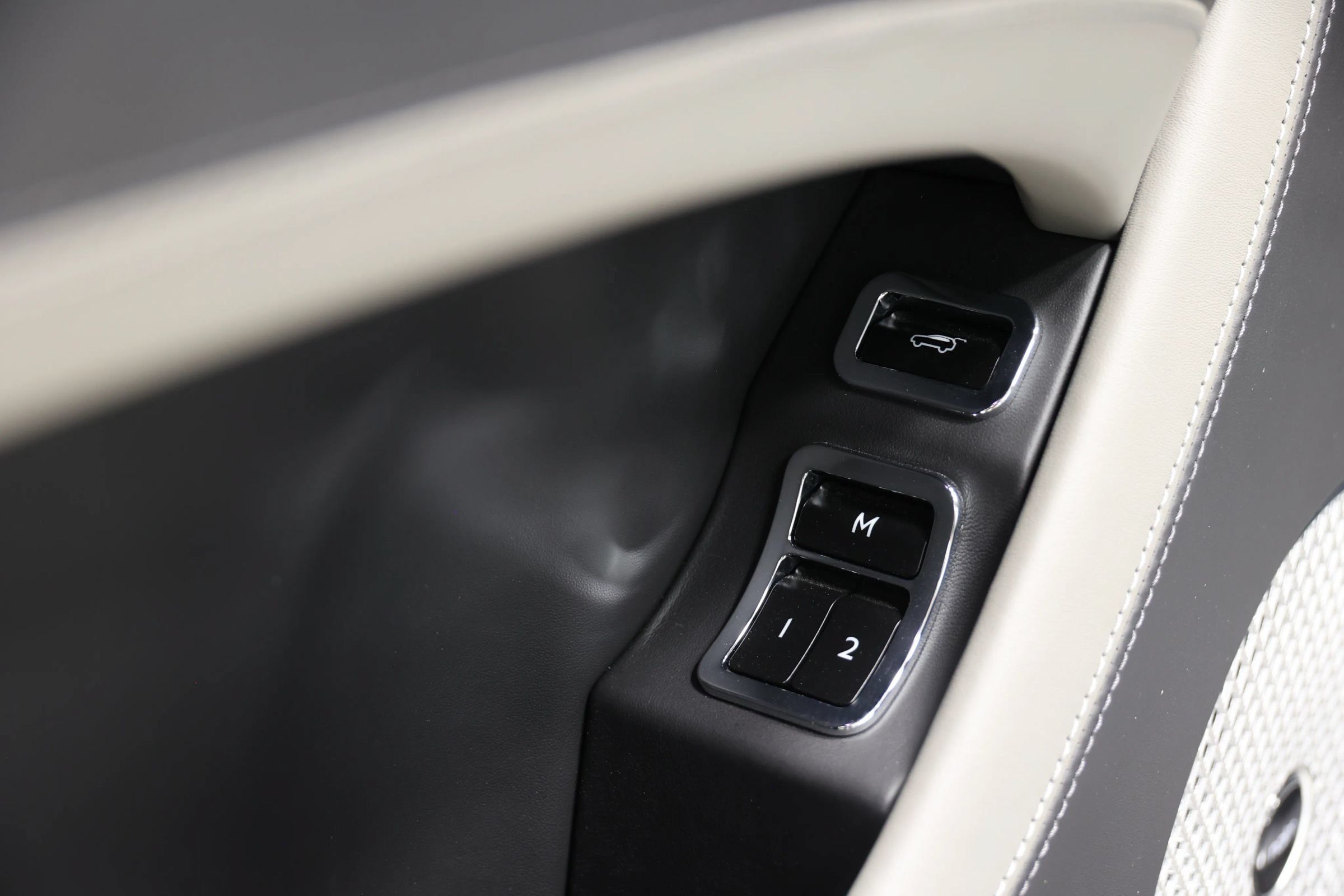 Used 2023 Bentley Bentayga Extended Wheelbase AWD/4WD image 15