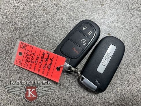 Used 2022 Jeep Cherokee Trailhawk image 25