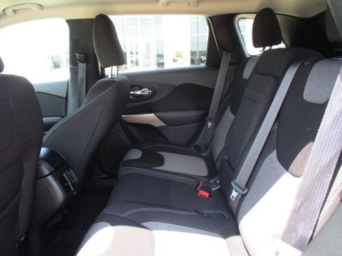 Used 2018 Jeep Cherokee Latitude FWD image 30