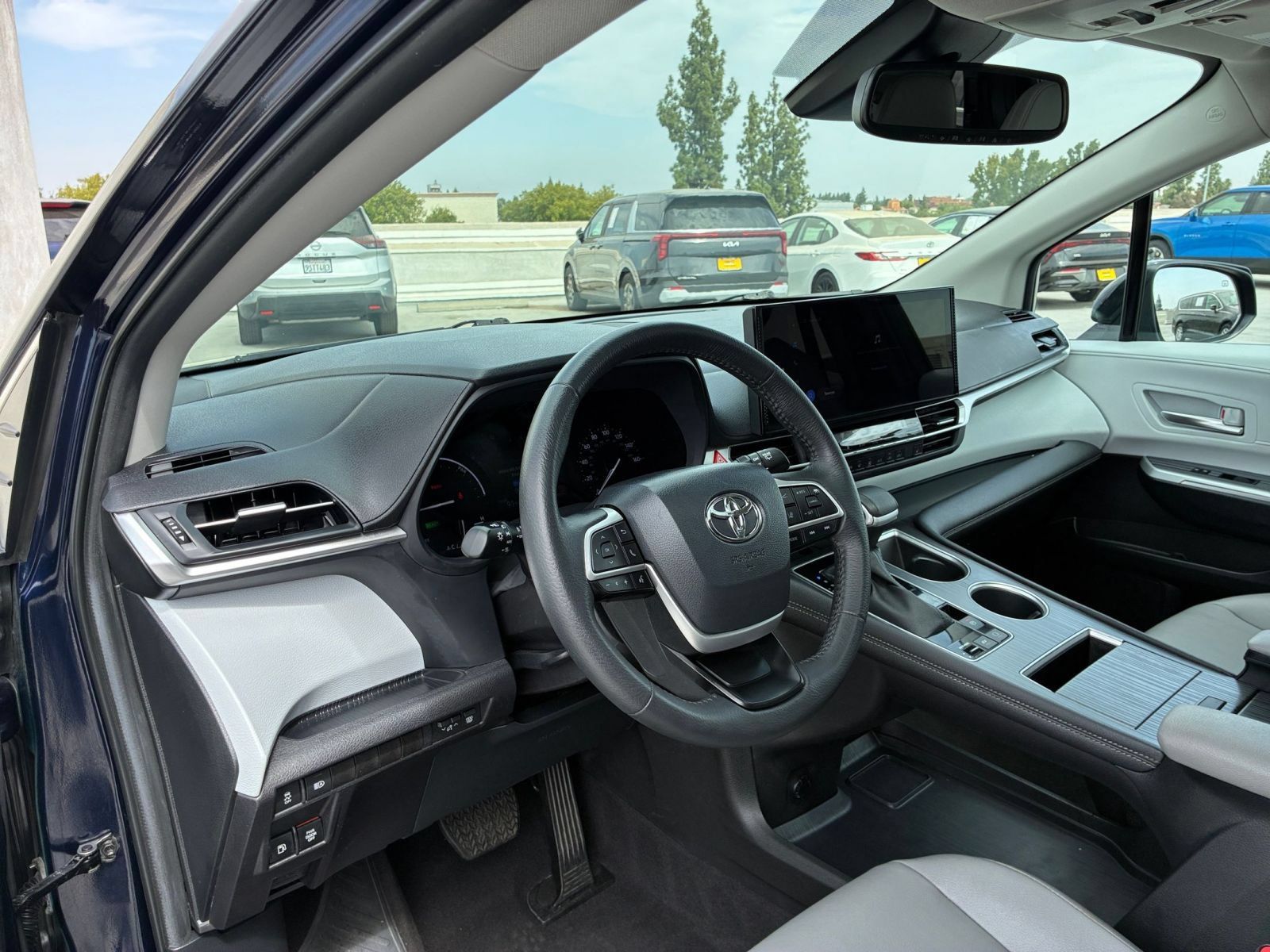 Used 2025 Toyota Sienna XLE FWD image 36
