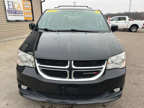 Used 2017 Dodge Grand Caravan SXT image 2