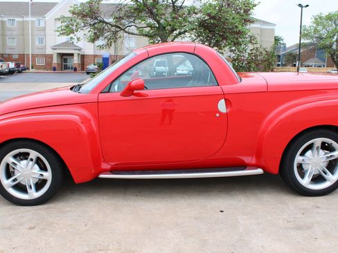 Used 2004 Chevrolet SSR w/ Preferred Equipment Group RWD image 6