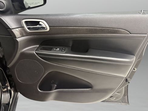 Used 2018 Jeep Grand Cherokee Laredo RWD image 34