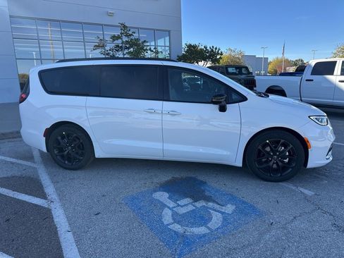 New 2026 Chrysler Pacifica Select image 37