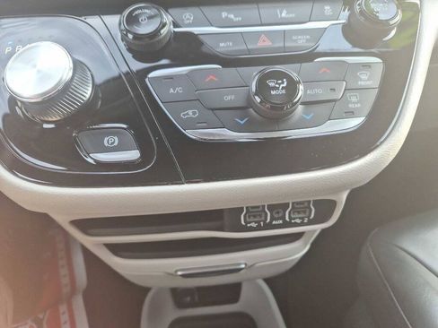 Used 2023 Chrysler Pacifica Touring-L FWD image 18