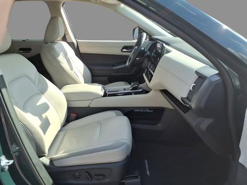 Used 2025 Nissan Pathfinder SL image 13