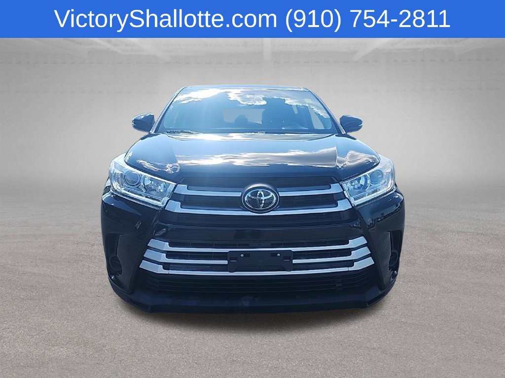 Used 2019 Toyota Highlander LE AWD/4WD image 3