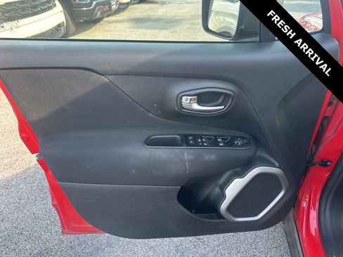 Used 2021 Jeep Renegade Latitude FWD image 11