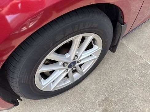 Used 2016 Ford Focus SE image 2