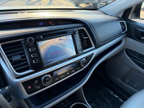 Used 2019 Toyota Highlander XLE image 22