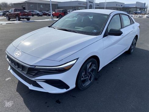 New 2025 Hyundai Elantra SEL image 4