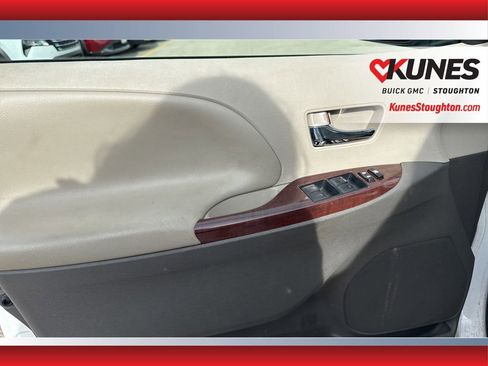 Used 2012 Toyota Sienna XLE image 17