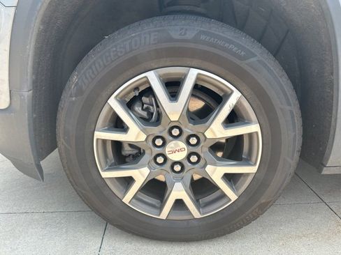 Used 2023 GMC Acadia SLE image 12