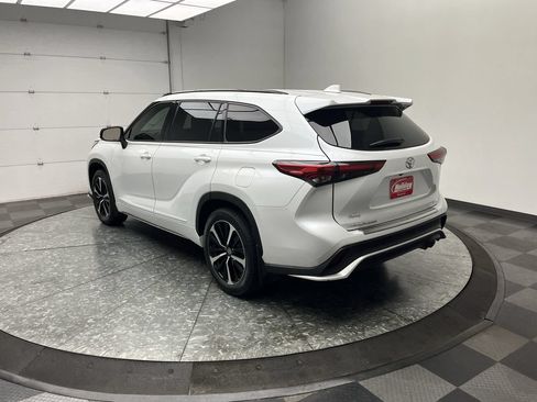 Used 2022 Toyota Highlander XSE AWD/4WD image 2