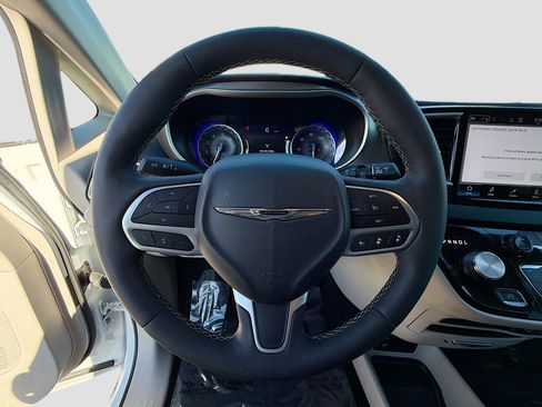 Used 2024 Chrysler Pacifica Touring-L image 38