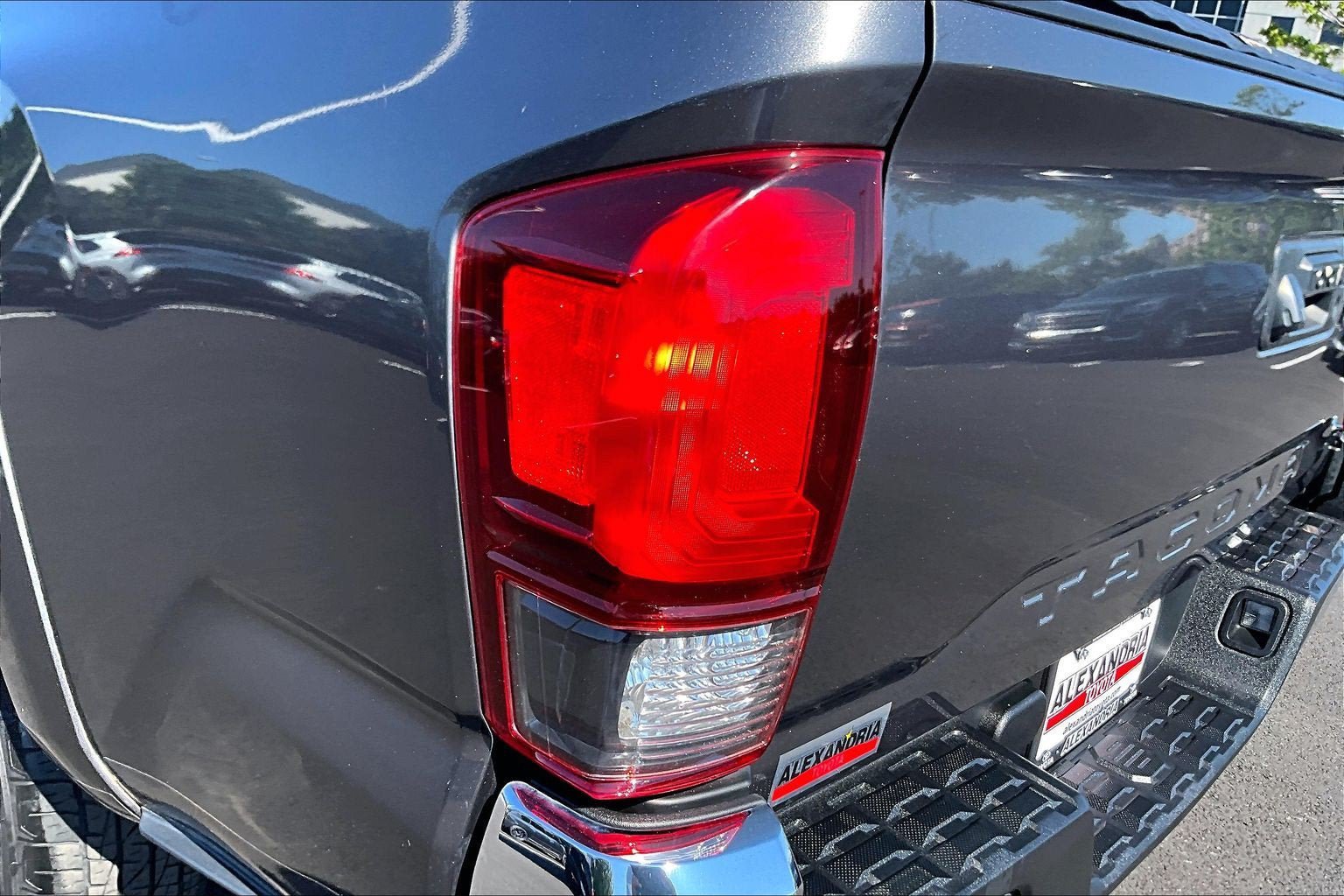 Used 2020 Toyota Tacoma SR5 w/ SR5 Appearance Package (SM) AWD/4WD image 27