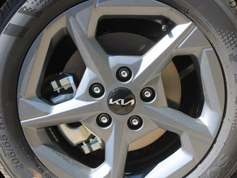 New 2025 Kia K4 LXS image 17