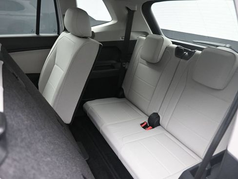 Used 2018 Volkswagen Tiguan SE FWD image 21