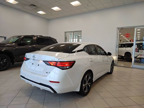 Used 2020 Nissan Sentra SV image 2