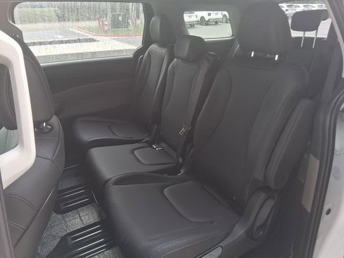 New 2026 Kia Carnival FWD image 19