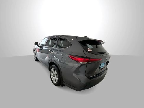 Used 2023 Toyota Highlander LE AWD/4WD image 6
