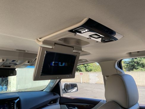 Used 2015 Cadillac Escalade Luxury image 30