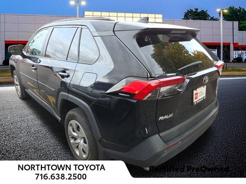 Used 2021 Toyota RAV4 LE image 11