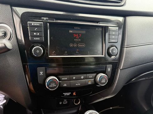 Used 2019 Nissan Rogue SV image 19