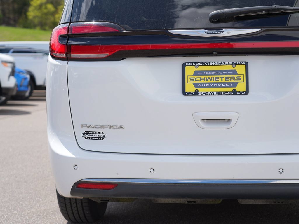 Used 2023 Chrysler Pacifica Touring-L FWD image 10