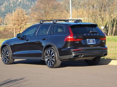 Used 2022 Volvo V60 T5 Cross Country w/ Advanced Package image 5