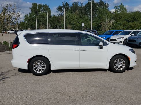 Used 2023 Chrysler Voyager LX image 3