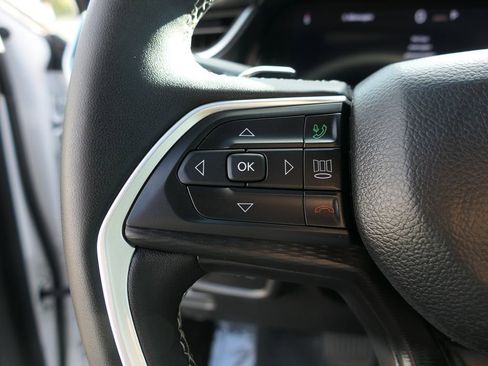 Used 2024 Jeep Grand Cherokee Laredo X image 12