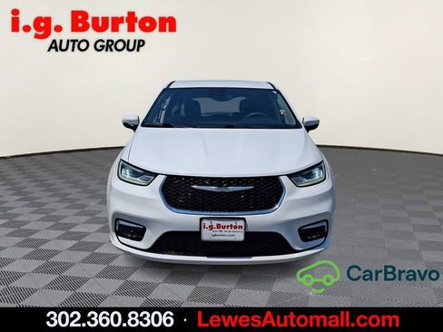 Used 2023 Chrysler Pacifica Touring-L FWD image 2