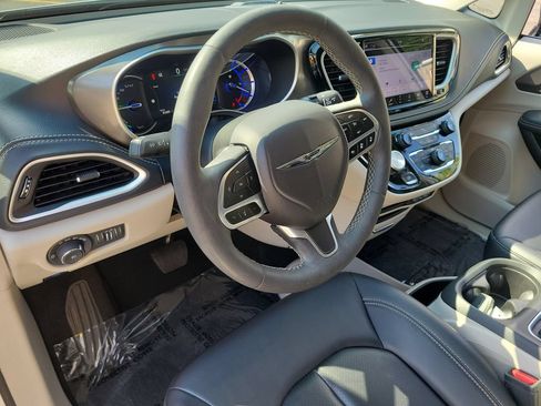 Certified 2024 Chrysler Pacifica Limited FWD image 17