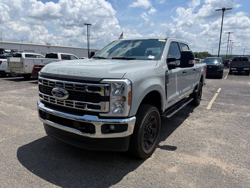 Used 2025 Ford F250 XLT AWD/4WD image 3