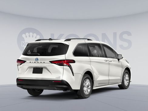 Used 2022 Toyota Sienna LE FWD image 2
