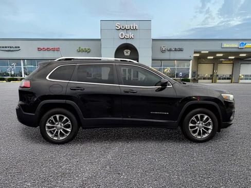 Used 2019 Jeep Cherokee Latitude Plus w/ Cold Weather Group AWD/4WD image 2