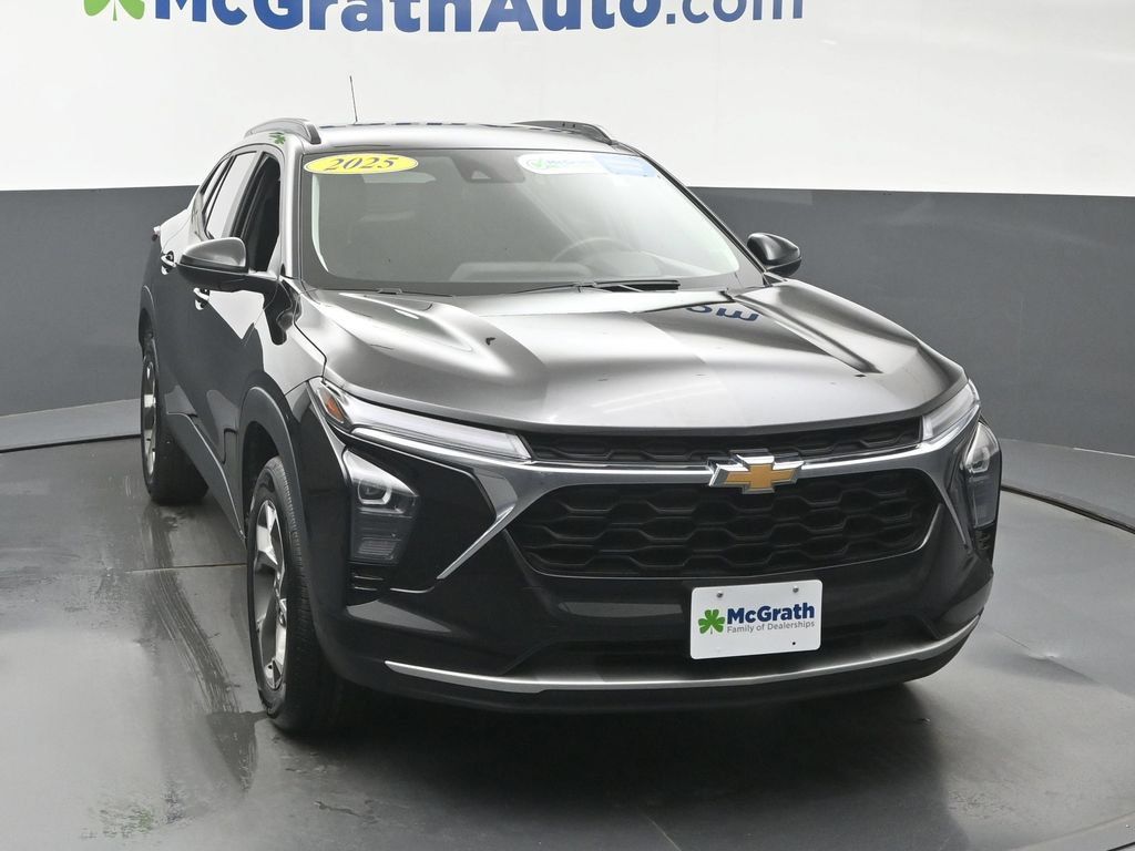 Used 2025 Chevrolet Trax LT w/ Driver Confidence Package FWD image 5