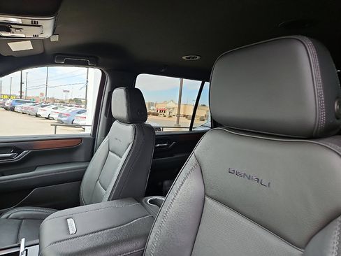 Used 2025 GMC Yukon Denali image 11