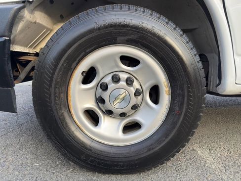 Used 2021 Chevrolet Express 2500 RWD image 12