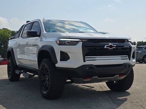 Used 2025 Chevrolet Colorado ZR2 w/ Midnight Edition AWD/4WD image 7