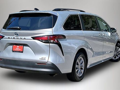 Used 2022 Toyota Sienna XLE image 5
