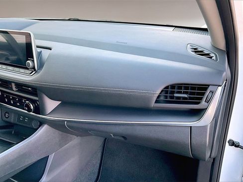 Used 2025 Nissan Rogue S image 15