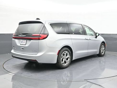 Used 2024 Chrysler Pacifica Limited FWD image 13