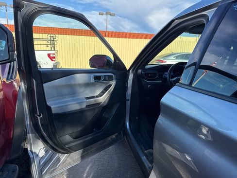 Used 2022 Ford Explorer XLT w/ Equipment Group 202A image 8