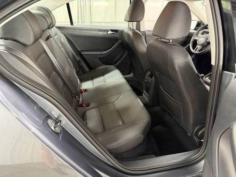 Used 2011 Volkswagen Jetta SE FWD image 8
