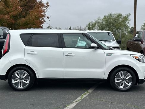 Used 2017 Kia Soul EV + image 8