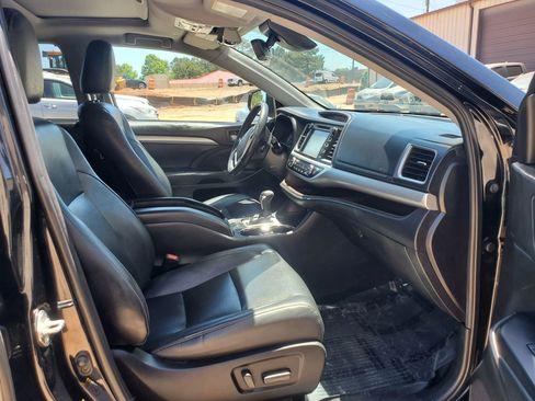 Used 2019 Toyota Highlander XLE AWD/4WD image 28